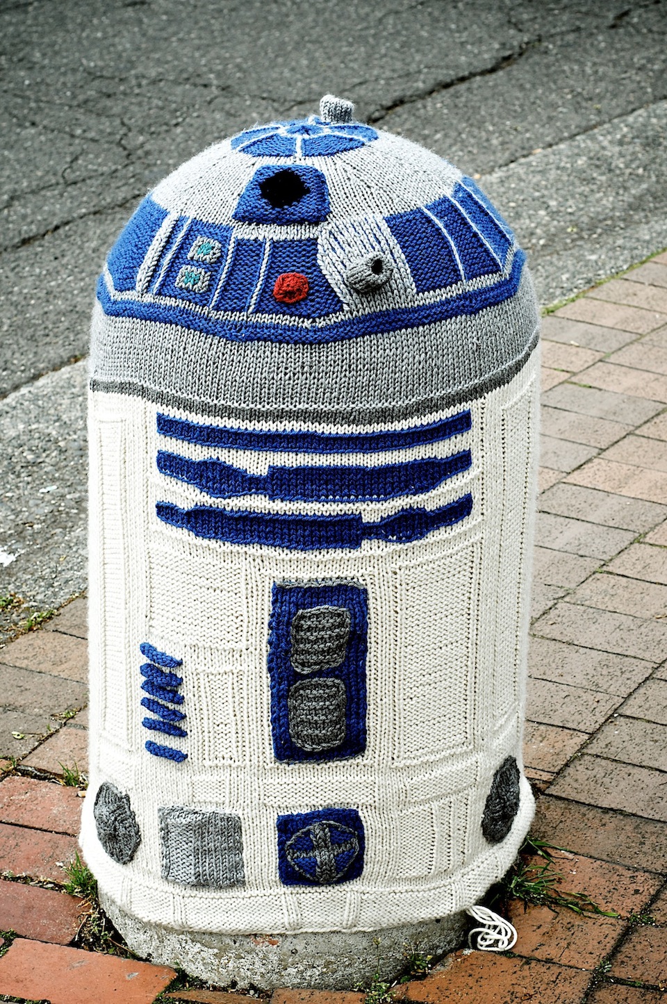 R2D2 Yarn bombing