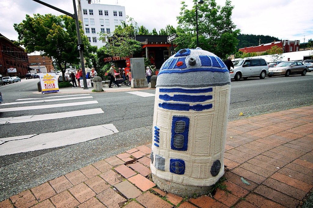 Knitted R2D2 Street Art