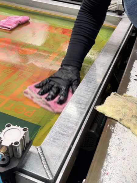silkscreen-stickers- cleaning screens between coats of ink